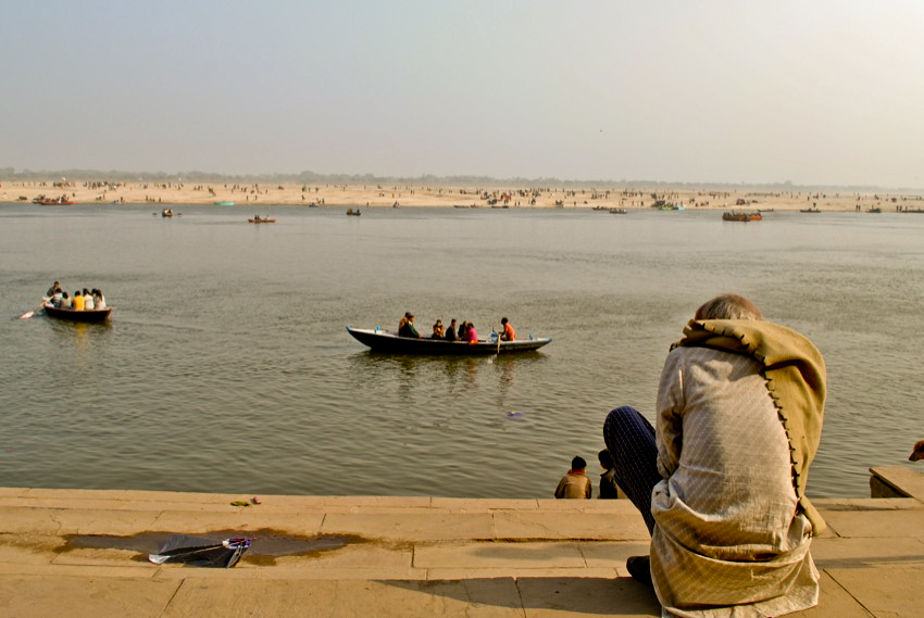 Hombre mirando al Ganges